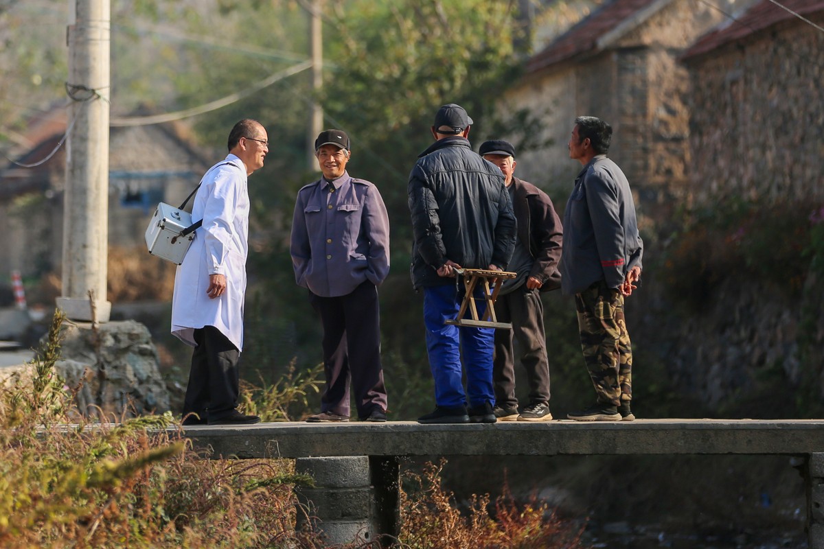王遠平詢問村民們的身體狀況和生活需求 (2).jpg