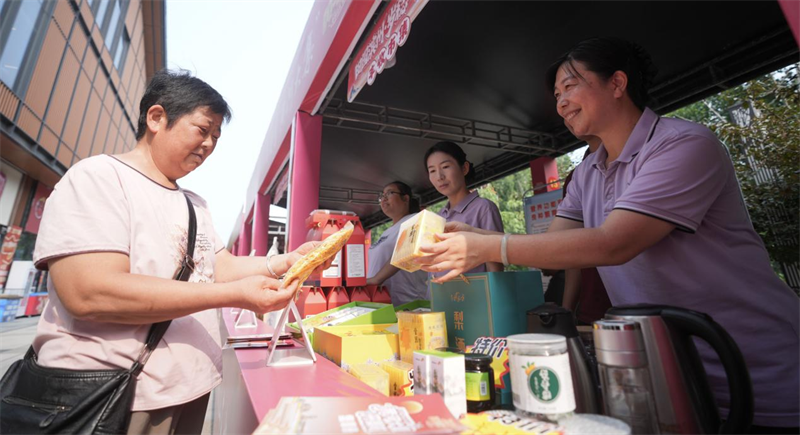 6月28日，在山東省鄒平市的夏季“黃河大集”田園豐收市集，鄒平市長山鎮金八方農場人員銷售生產的飲品。