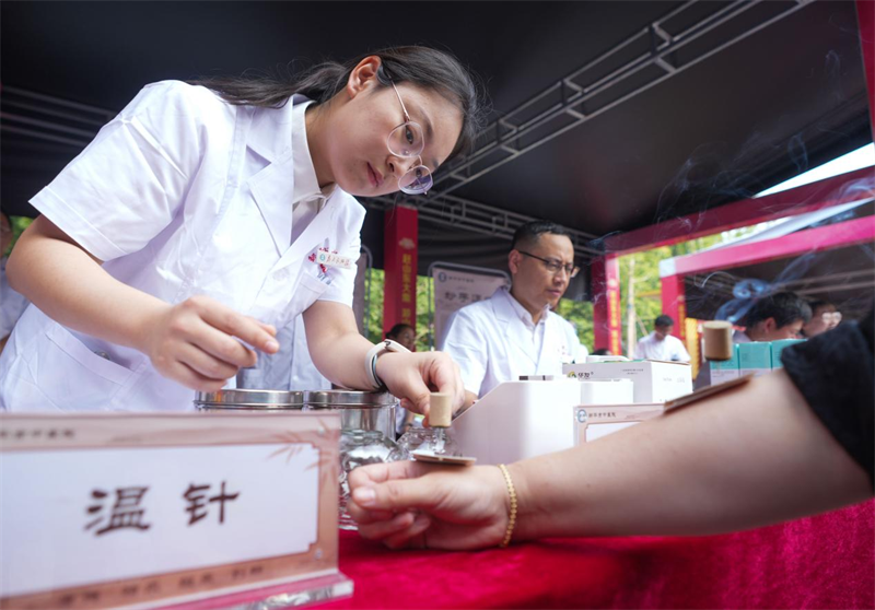 6月28日，在山東省鄒平市的夏季“黃河大集”中醫養生市集，醫生為顧客艾灸。