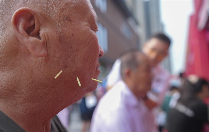 6月28日，在山東省鄒平市的夏季“黃河大集”中醫養生市集，醫生為顧客針灸。