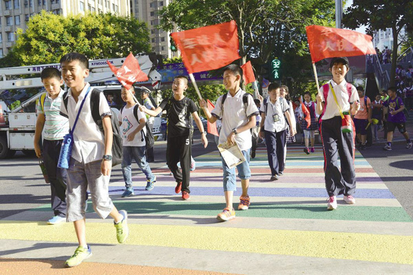 日照啟用首條“彩虹”斑馬線