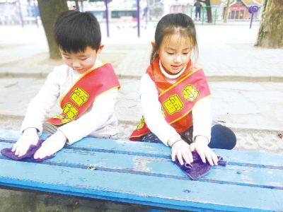 社區里來了小小志愿者