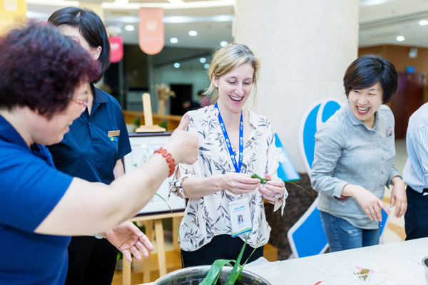 外國(guó)專家學(xué)包粽子 感受中國(guó)傳統(tǒng)文化