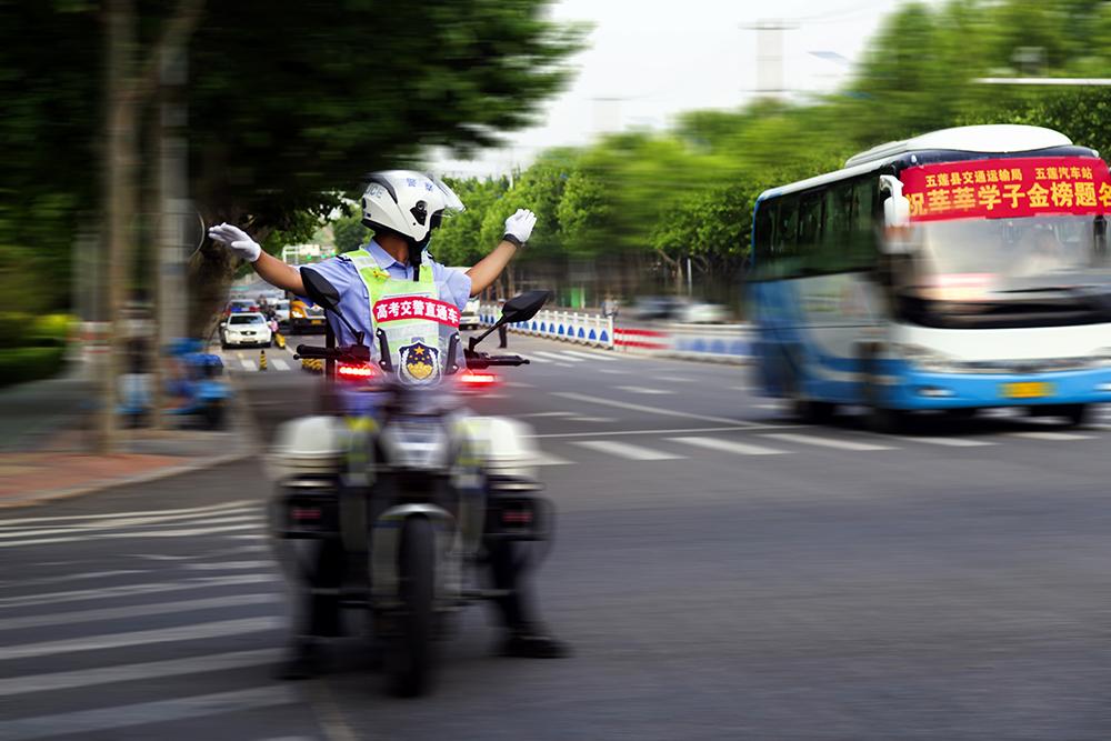 “警”心盡力 護(hù)平安——“安全文明交通 你我共同見(jiàn)證” 攝影大賽參賽作品選登