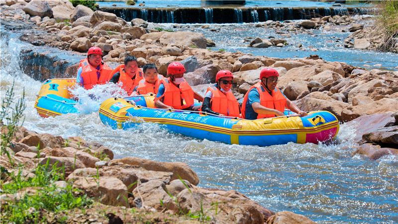 來(lái)齊魯嵩山峽谷漂流 感受夏日清涼！